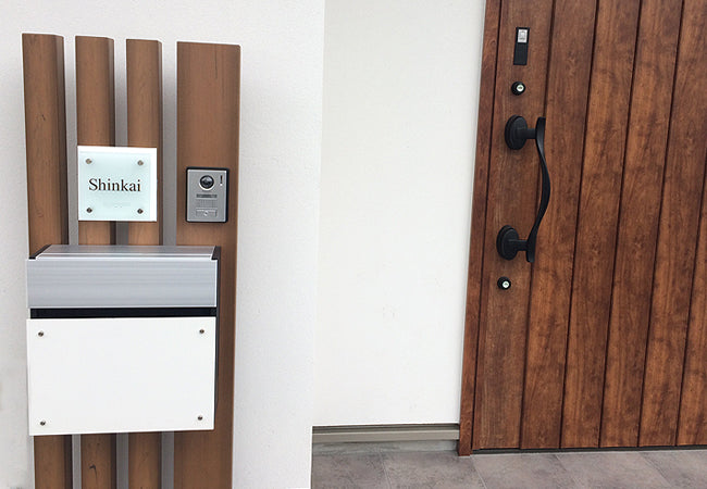 高級感あるフロストガラス表札 170mm角 人気の白 風水