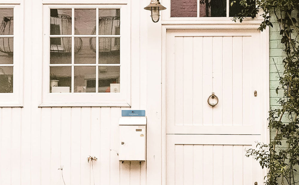 ローマ字表記や二世帯に最適の白いタイル表札・細長タイプ